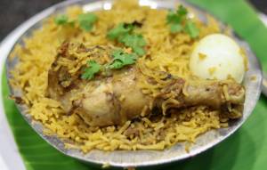 சுடச் சுட பிரியாணி.. நா ஊறும் சிக்கன் கிரேவி.. காம்பினேஷனில் கலக்கும்.. சேலம் RR Briyani!